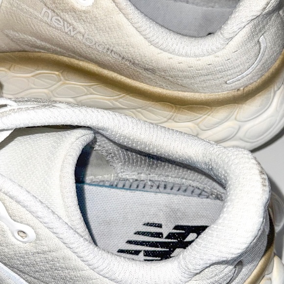 NEW BALANCE WOMEN'S FRESH FOAM MORE V4 White/ Gold Metallic 11 - Picture 5 of 8